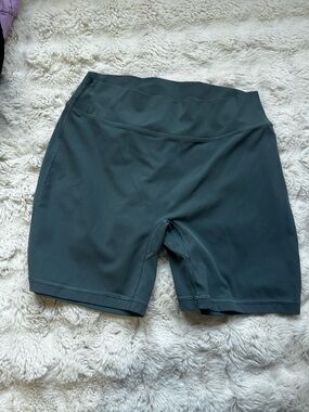 Set of 2 High-Rise Women’s Bike Shorts in Olive and Grey